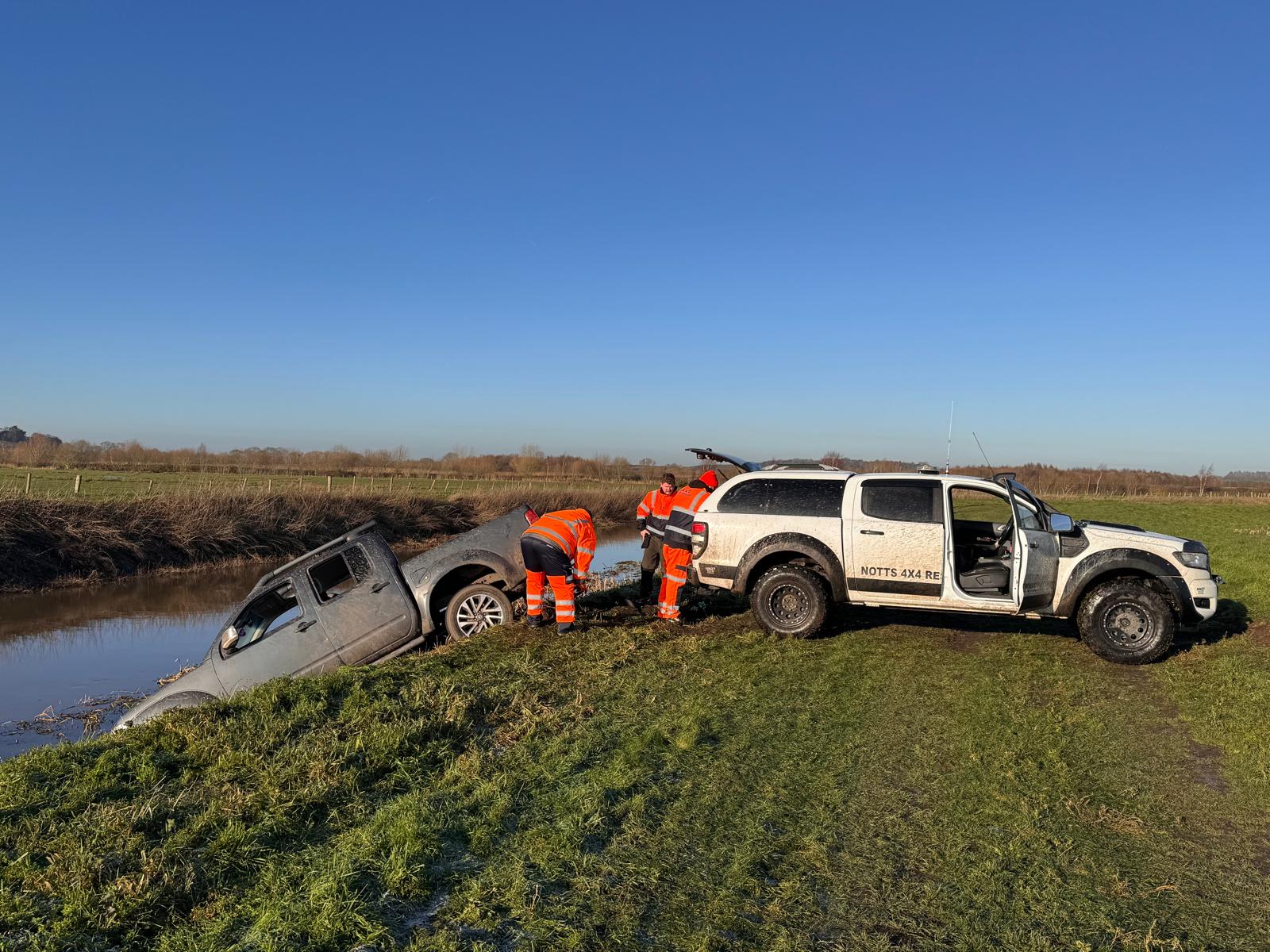 A Notts 4x4 Response vehicle helping a fellow 4x4 from a bank